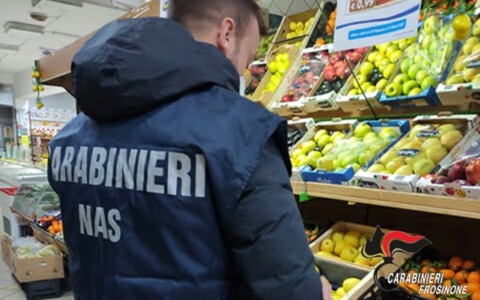 Sequestrati 500 kg di alimenti scaduti e denunciata la responsabile