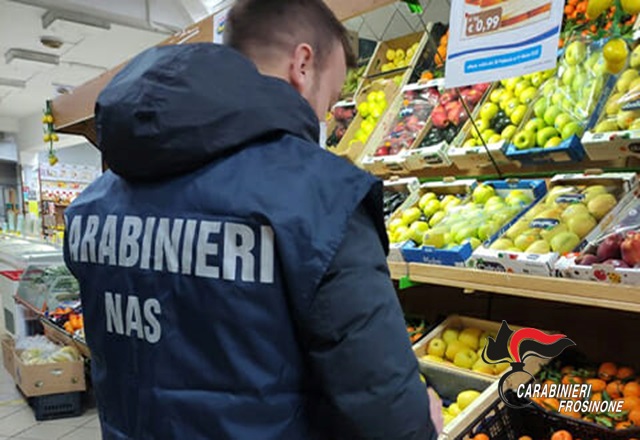 Sequestrati 500 kg di alimenti scaduti e denunciata la responsabile
