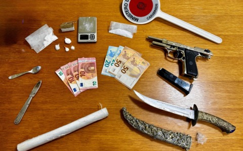 Smantellata centrale di spaccio a Frosinone: padre e figlio in manette