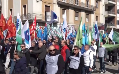 Stellantis, i sindacati sollecitano un incontro urgente con la Regione e la Prefettura