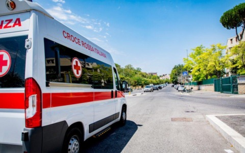 Un anziano perde la vita mentre brucia le sterpaglie