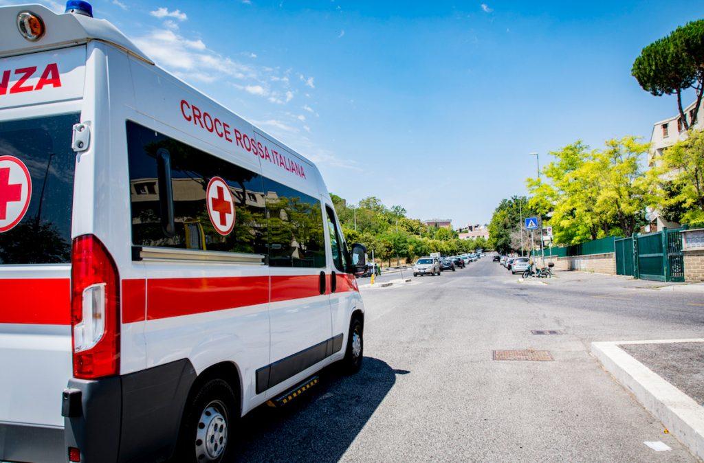 Un anziano perde la vita mentre brucia le sterpaglie