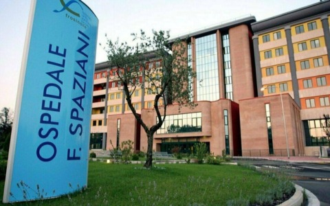 Un pensionato rischia il soffocamento durante una cena a Frosinone