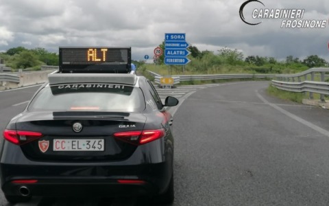 Un uomo ubriaco minaccia clienti di un bar con un coltello e aggredisce i Carabinieri
