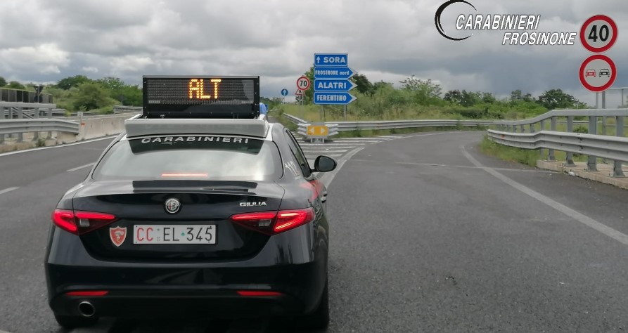 Un uomo ubriaco minaccia clienti di un bar con un coltello e aggredisce i Carabinieri