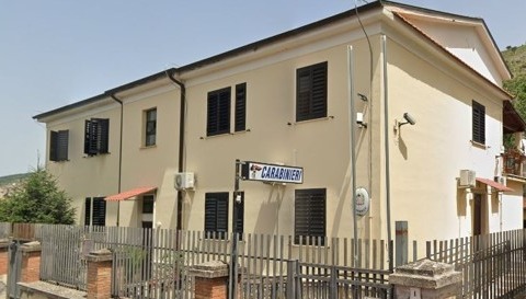 Un uomo utilizza un GPS nella bambola della figlia per monitorare la compagna