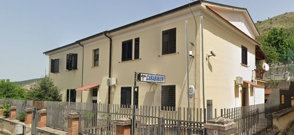 Un uomo utilizza un GPS nella bambola della figlia per monitorare la compagna