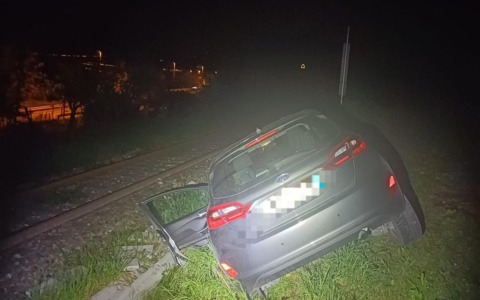 Auto termina vicino al passaggio a livello, circolazione ferroviaria interrotta