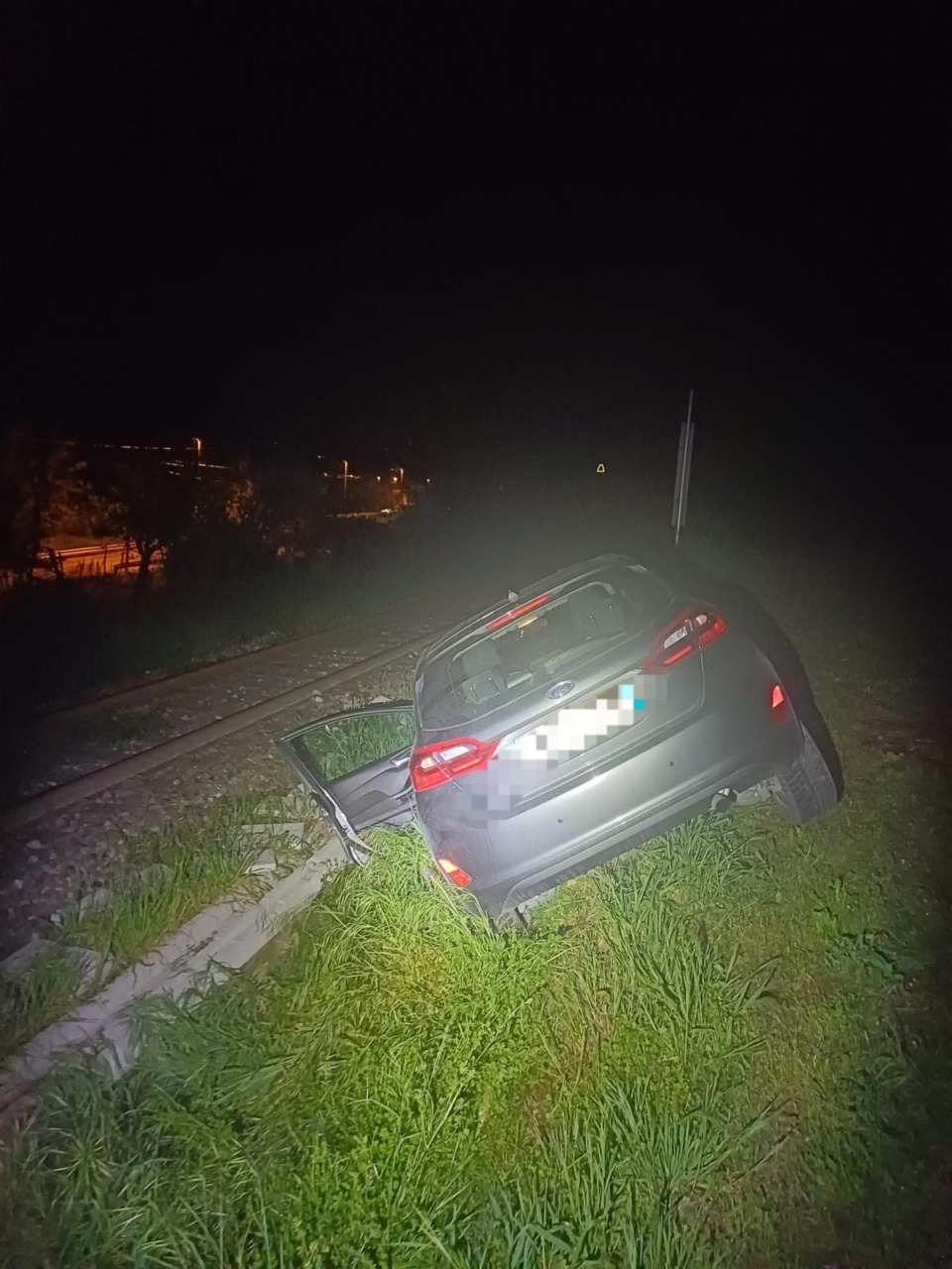 Auto termina vicino al passaggio a livello, circolazione ferroviaria interrotta