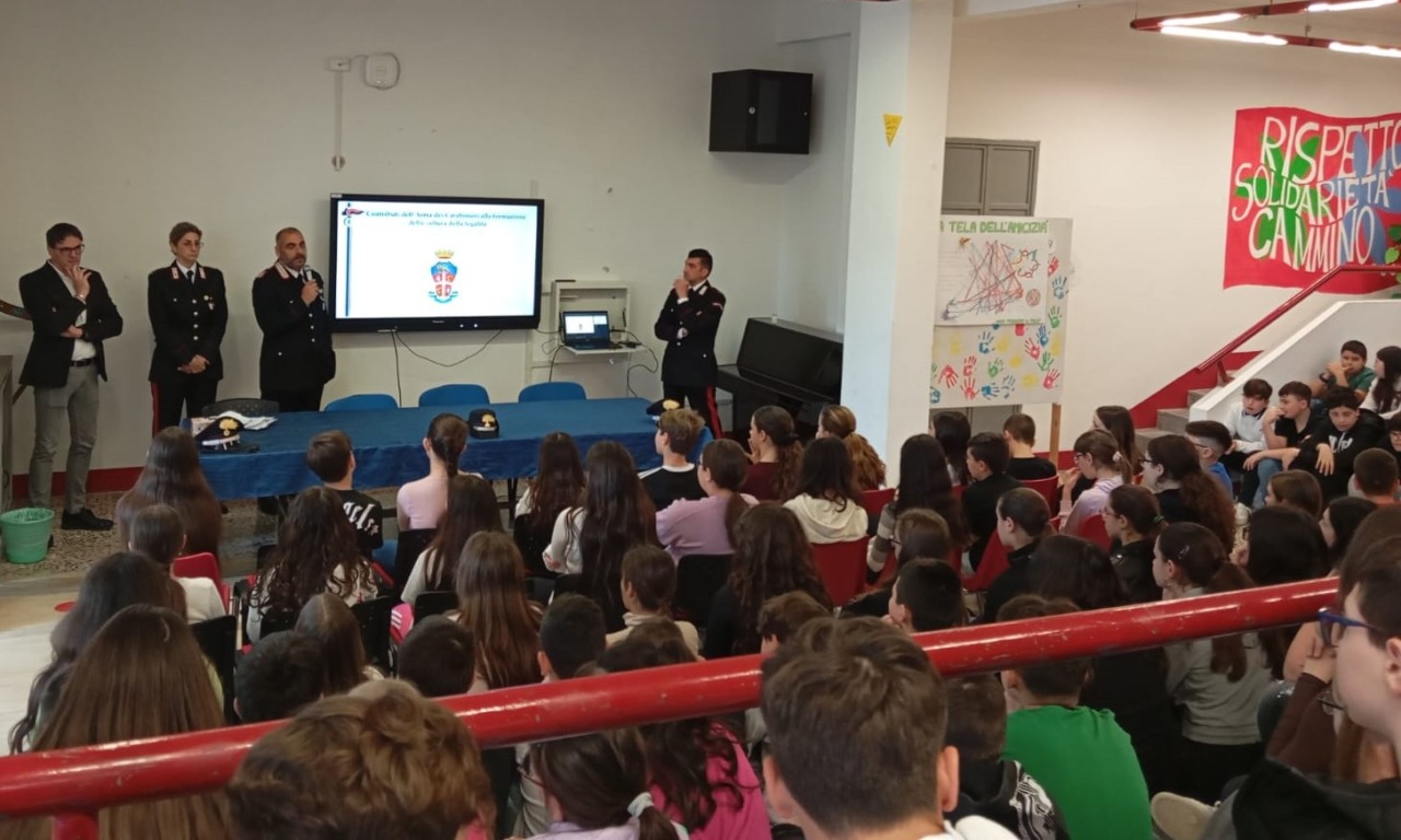 Carabinieri e studenti: insieme contro bullismo e rischi digitali