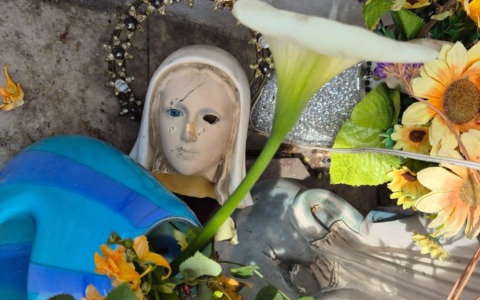 Decapitata la statua della Madonna di Lourdes a Frosinone