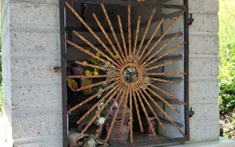 Decapitazione della statua della Madonna del Carmine a Molella