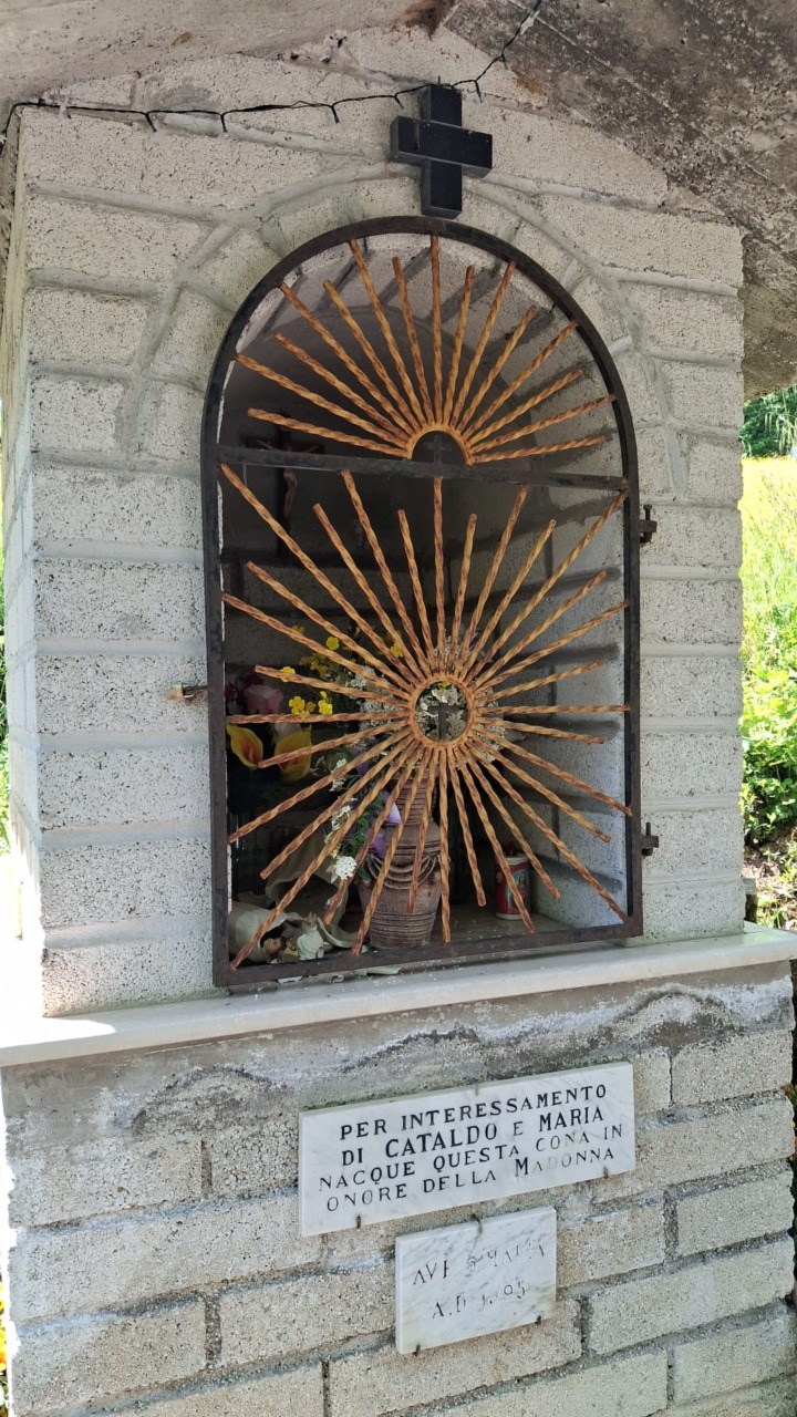 Decapitazione della statua della Madonna del Carmine a Molella