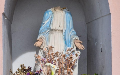 Decapitazione di statue sacre: nuova pista investigativa con una donna coinvolta
