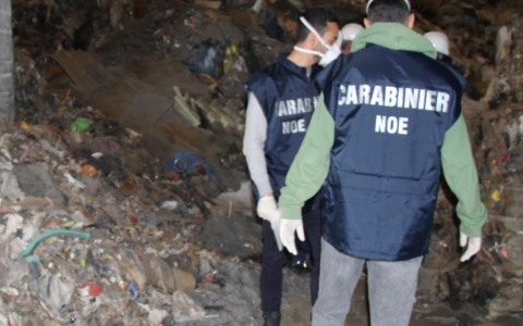 Denunciato per gestione illecita di rifiuti speciali non autorizzati