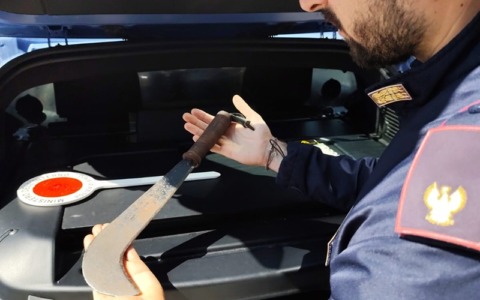 Denunciato un uomo con una roncola pericolosa a Frosinone