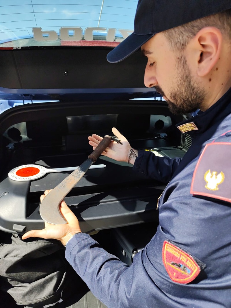 Denunciato un uomo con una roncola pericolosa a Frosinone