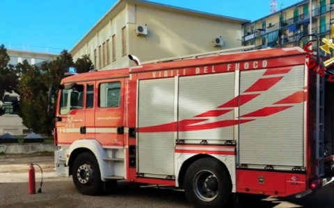 Fiamme avvolgono un’auto in via Roma