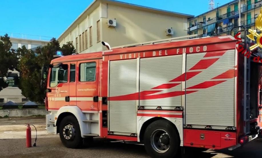 Fiamme avvolgono un’auto in via Roma