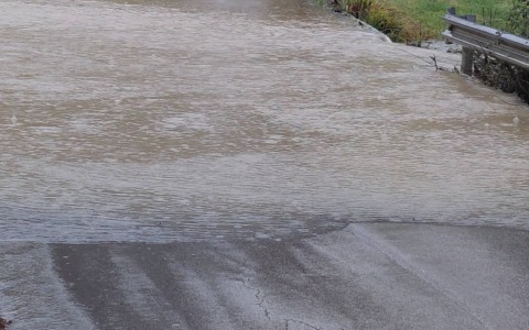Forte maltempo a Sora: albero colpisce auto e ferisce due fidanzati. Chiusura scuole in vari comuni