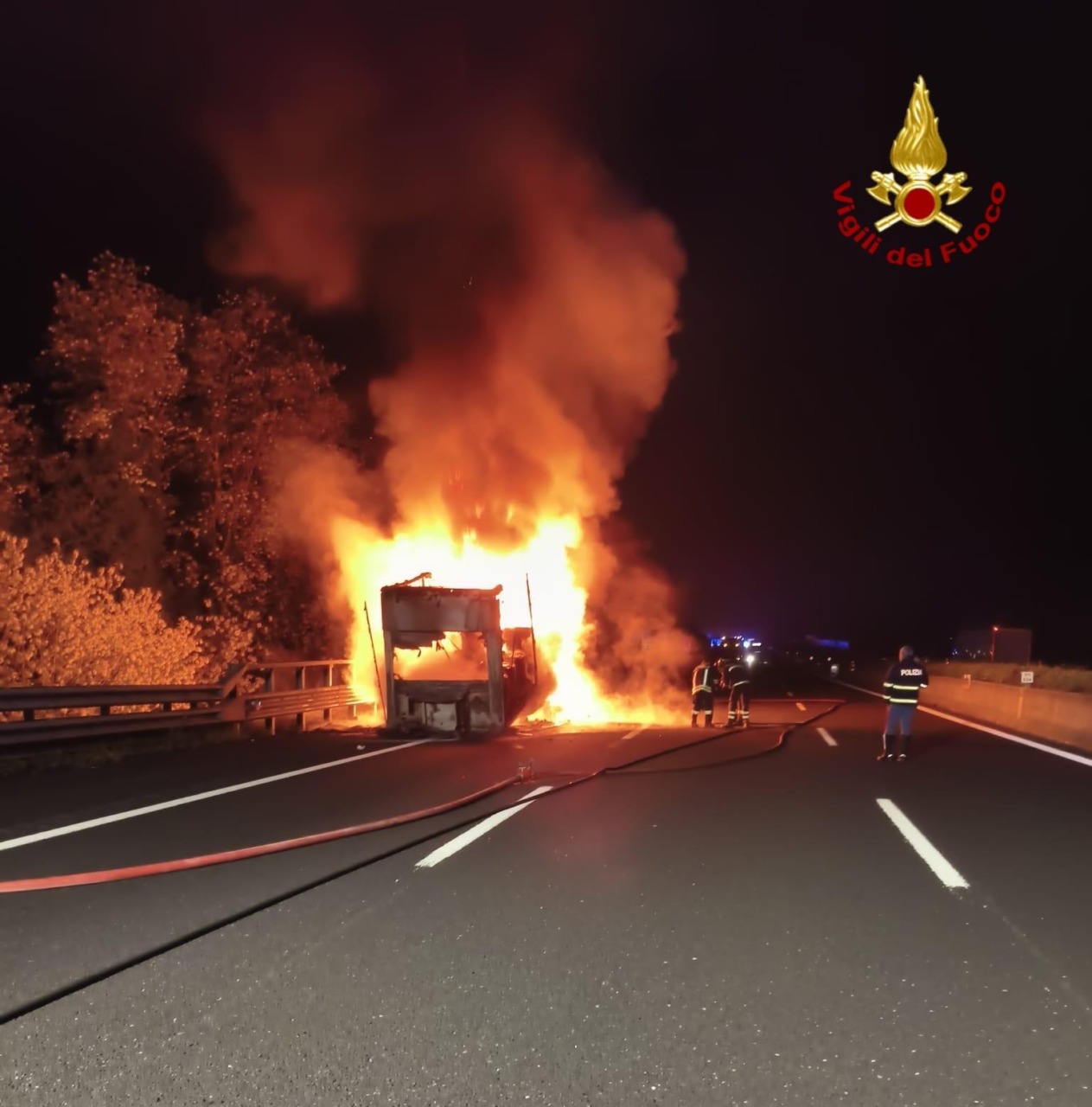 Incendio di un semirimorchio in Autostrada: Vigili del Fuoco al lavoro tutta la notte