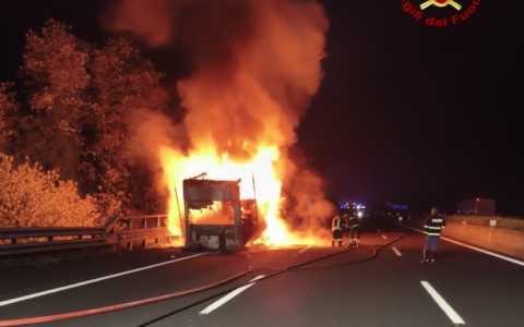 Incendio di un semirimorchio in Autostrada: Vigili del Fuoco al lavoro tutta la notte