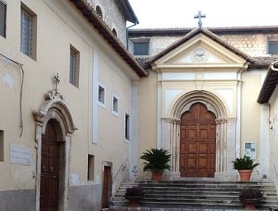 La statua della Madonna saccheggiata in chiesa ad Alatri