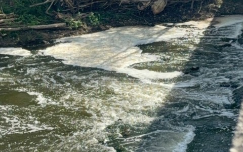 Ritorna lo sversamento nel fiume Sacco: acque ricoperte di schiuma