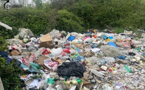 Scoperti cinque metri cubi di rifiuti abbandonati: denunciato il colpevole