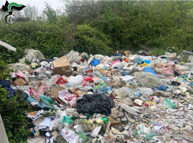 Scoperti cinque metri cubi di rifiuti abbandonati: denunciato il colpevole