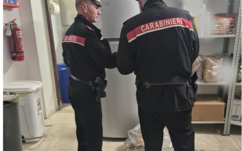 Scoperti panini scaduti: multa di 5.000 euro per un locale