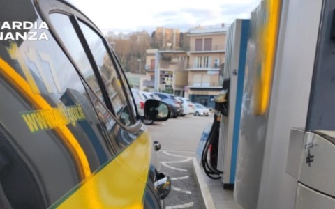 Sequestrata una pompa di gasolio per acqua nel carburante