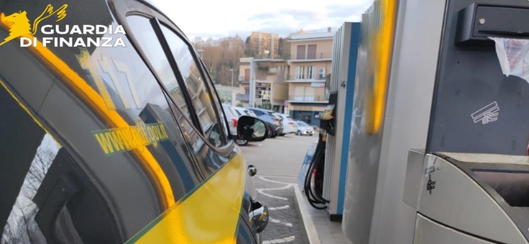 Sequestrata una pompa di gasolio per acqua nel carburante