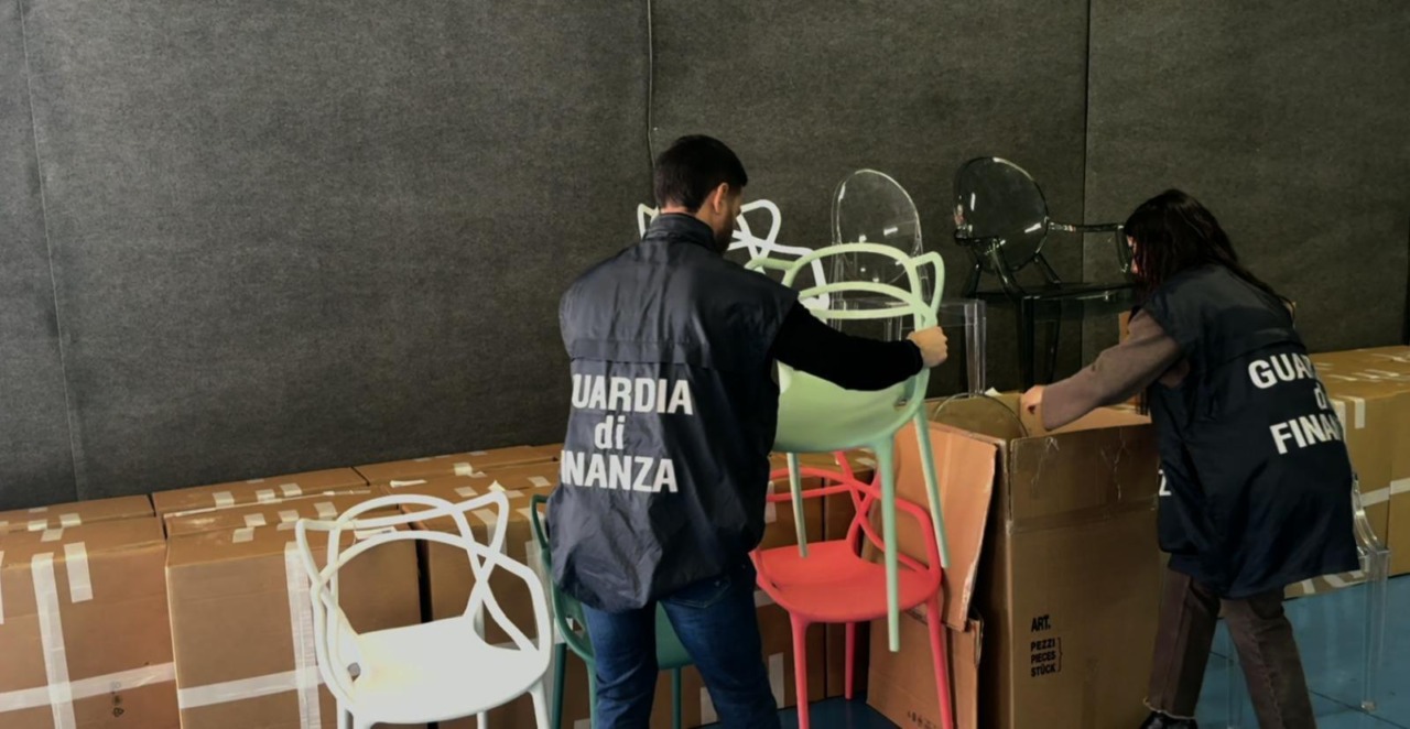 Sequestri e denunce per contraffazione di arredi