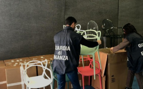 Sequestri e denunce per contraffazione di arredi
