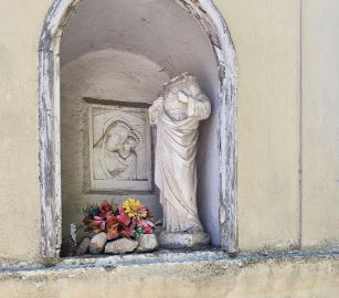 Un’altra statua della Madonna decapitata